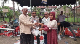 penyerahan daging Qurban secara Simbolis kepada masyarakat oleh Keuchik Gampong Batoh Djafaruddin, didampingi Kepala Dusun Mini Jaya, Sofyan, serta Ketua Penitia penyembelihan Hewan Qurban H. Arman Sofyan. Senin 17/06/2024.