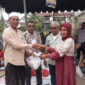 penyerahan daging Qurban secara Simbolis kepada masyarakat oleh Keuchik Gampong Batoh Djafaruddin, didampingi Kepala Dusun Mini Jaya, Sofyan, serta Ketua Penitia penyembelihan Hewan Qurban H. Arman Sofyan. Senin 17/06/2024.