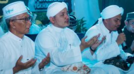 Tampak Ketua umum YDBU MUQ, Drs H Faisal Hasan ZZ saat mendampingi Habib Fahmi Assegaf dan Habib Fahmi Bafagih pada shalawat dalam peringatan Maulid Nabi Muhammad di halaman MUQ