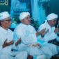 Tampak Ketua umum YDBU MUQ, Drs H Faisal Hasan ZZ saat mendampingi Habib Fahmi Assegaf dan Habib Fahmi Bafagih pada shalawat dalam peringatan Maulid Nabi Muhammad di halaman MUQ