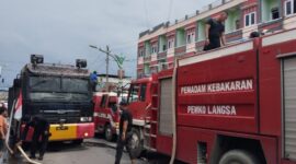 Mobil Water Cannon milik brimob Aramiyah ikut membantu memadamkan api 