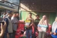 Sekda Kota Langsa Suriyatno didampingi Kadis Sosial Armia menyerahkan bantuan masa panik kepada korban kebakaran.