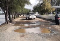 Kerusakan badan jalan kawasan wisata Tugu Titik Nol Kilometer Banda Aceh terabaikan oleh pemerintah Kota Banda Aceh. Jumat 27 September 2024