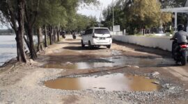 Kerusakan badan jalan kawasan wisata Tugu Titik Nol Kilometer Banda Aceh terabaikan oleh pemerintah Kota Banda Aceh. Jumat 27 September 2024