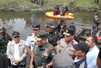 HUT Ke-79 TNI Panglima Komando Daerah Militer Iskandar Muda, Mayor Jenderal TNI Niko Fahrizal, M.Tr.( Han ), memimpin langsung Karya Bhakti secara serentak pembersihan Daerah Aliran Sungai (DAS) antispasi Banjir. Sabtu 28/09/2024. photo Dicky.
