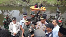 HUT Ke-79 TNI Panglima Komando Daerah Militer Iskandar Muda, Mayor Jenderal TNI Niko Fahrizal, M.Tr.( Han ), memimpin langsung Karya Bhakti secara serentak pembersihan Daerah Aliran Sungai (DAS) antispasi Banjir. Sabtu 28/09/2024. photo Dicky.