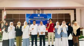 Siswa SMAN 2 Unggul Ali Hasjmy menerima medali juara pertama LDBI tingkat Kabupaten Aceh Besar, di Aula Kantor Cabang Dinas Pendidikan di Banda Aceh, Kamis (26/09/2024) malam. 

