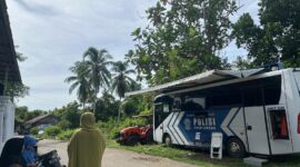 masyarakat antrian mengurus SIM di layanan SIM keliling yang dilaksanakan oleh Polres Aceh Besar di Gampong Bak Aghu Kemukiman Tanoh Abee, Kecamatan Seulimuem, Kamis (3/10/2024).