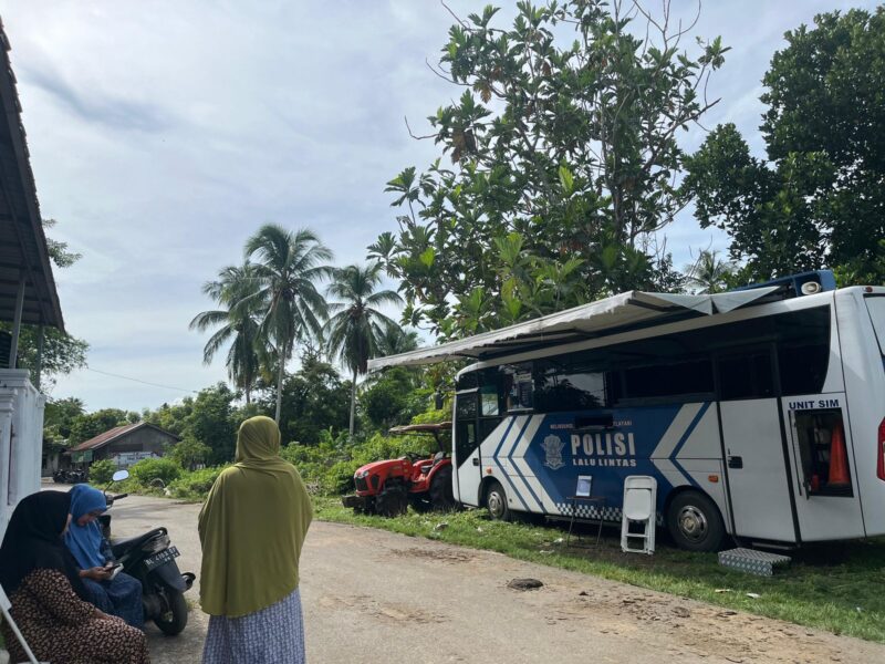masyarakat antrian mengurus SIM di layanan SIM keliling yang dilaksanakan oleh Polres Aceh Besar di Gampong Bak Aghu Kemukiman Tanoh Abee, Kecamatan Seulimuem, Kamis (3/10/2024).