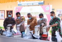 Pj. Bupati Aceh Timur Amrullah M Ridha bersama Kapolres Aceh Timur AKBP Nova Suryandaru, S.I.K., musnahkan sabu dengan di blender di Mapolres setempat (dok - Humas Pemkab Aceh Timur ).