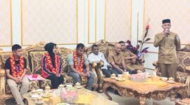 Asisten 1 Bidang Umum dan Pemerintahan Setdakab. Simeulue, Asludin, M.Kes menyambut kedatangan para atlet peraih medali di ajang Pekan Olahraga Nasional (PON) Aceh-Sumut 2024.