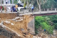 Proyek Jembatan dikerjakan adal jadi, akhirnya ambruk 