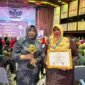 Kadisdikbud Kota Langsa Dra.Suhartini M.Pd (kiri) menerima trofi penghargaan dari Kementerian Lingkungan Hidup dan Kehutanan Republik Indonesia 