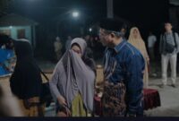 Salah seorang warga meneteskan air mata saat bertemu dengan Calon Bupati Singkil 