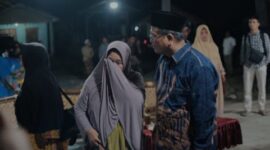 Salah seorang warga meneteskan air mata saat bertemu dengan Calon Bupati Singkil 