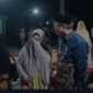 Salah seorang warga meneteskan air mata saat bertemu dengan Calon Bupati Singkil 