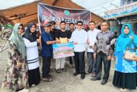 Kacabdin Simeulue Al Amin, SP.d., M.Si menyerahkan bantuan kepada korban kebakaran di simpang lima Simeulue 