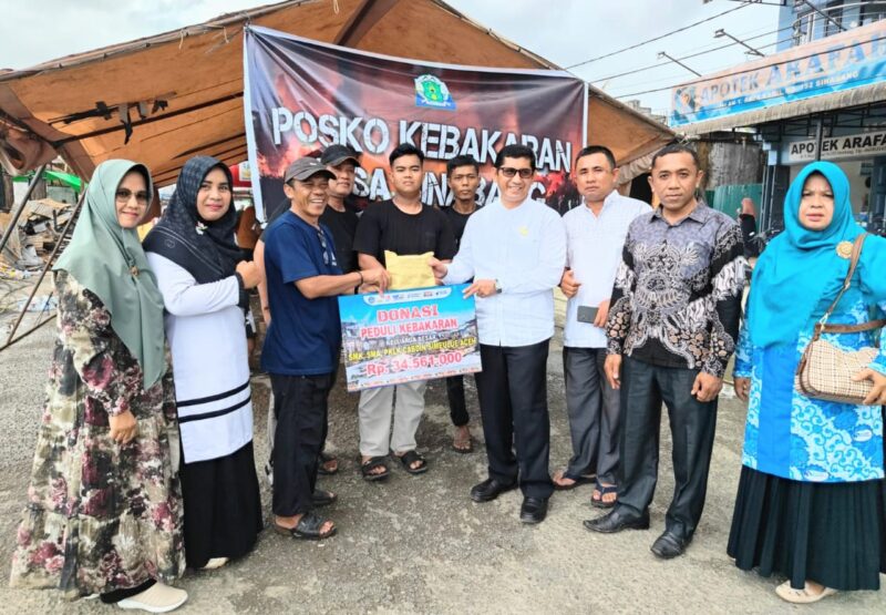 Kacabdin Simeulue Al Amin, SP.d., M.Si menyerahkan bantuan kepada korban kebakaran di simpang lima Simeulue 