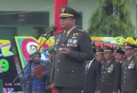 Komandan Kodim 0104/Aceh Timur, Letkol Inf Tri Purwanto, S.I.P., bertindak sebagai inspektur upacara.