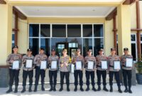 Kapolres Pidie Jaya memberikan penghargaan kepada personil yang berdedikasi tinggi 