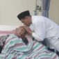 Calon Wakil Gubernur Aceh, H. Fadhlullah SE atau akrap di sapa Dek fad, membesuk ulama kharismatik Aceh, Abu Ishak Langkawe yang lagi sakit