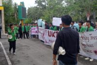 Ratusan massa dari aliansi mahasiswa IAIN Langsa yang dipimpin Korlap Muhammad Alfatih saat aksi Demonstrasi dihalaman kampus setempat.