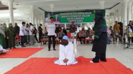 Terdakwa melanggar Hukum Jinayat dalam kasus Istilat saat dihukum 24 kali cambuk oleh Algojo Satpol PP-WH Kota Langsa. 