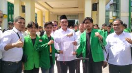Rektor IAIN Langsa Prof. Dr. Ismail Fahmi Arrauf Nasution, MA (tengah) penuhi tuntutan mahasiswa. 