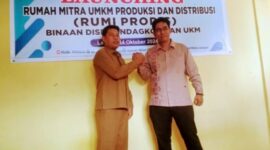 Sekda Kota Langsa Suriyatno,AP,.MSP bersama Kadisperindagkop dan UKM Kota Langsa Launching Rumah Mitra UMKM di Gampong Geudubang Aceh, Kecamatan Langsa Baro