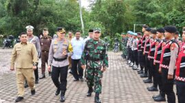 Kapolres Pidie Jaya bersama Forkopimda memeriksa personil saat Apel gelar pasukan operasi Zebra Selawah 2024.