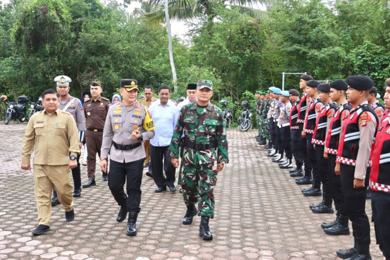 Kapolres Pidie Jaya bersama Forkopimda memeriksa personil saat Apel gelar pasukan operasi Zebra Selawah 2024.
