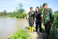 Komandan Kodim (Dandim) 0117/Aceh Tamiang Letkol Inf Andi Ariyanto di lokasi banjir kecamatan Seruway, Aceh Tamiang.