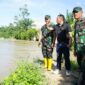 Komandan Kodim (Dandim) 0117/Aceh Tamiang Letkol Inf Andi Ariyanto di lokasi banjir kecamatan Seruway, Aceh Tamiang.