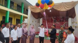 Kepala Kemenag Kota Langsa, H Fadhli didampingi Kasie Pendis Kemenag Kota Langsa, Drs. H. Muhammad Nasir dan Kepala MIN 2 Langsa, Uziana saat pelepasan balon udara pertanda dimulainya Gentera, di halaman Madrasah.