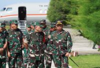 Panglima Komando Daerah Militer Iskandar Muda (Pangdam IM) Mayor Jenderal TNI Niko Fahrizal, M.Tr (Han)., menyambut kedatangan Panglima TNI Jenderal TNI H. Agus Subiyanto, S.E., M.Si., dan Kapolri Jenderal Pol Drs. Listyo Sigit Prabowo, M.Si.