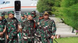 Panglima Komando Daerah Militer Iskandar Muda (Pangdam IM) Mayor Jenderal TNI Niko Fahrizal, M.Tr (Han)., menyambut kedatangan Panglima TNI Jenderal TNI H. Agus Subiyanto, S.E., M.Si., dan Kapolri Jenderal Pol Drs. Listyo Sigit Prabowo, M.Si.