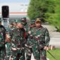 Panglima Komando Daerah Militer Iskandar Muda (Pangdam IM) Mayor Jenderal TNI Niko Fahrizal, M.Tr (Han)., menyambut kedatangan Panglima TNI Jenderal TNI H. Agus Subiyanto, S.E., M.Si., dan Kapolri Jenderal Pol Drs. Listyo Sigit Prabowo, M.Si.