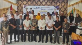 Pj Sekdakot Langsa, Suryatno AP MSP, didampingi Kepala Kesbangpol Kota Langsa, Drs Zulhadisyah S MSP, saat foto bersama pada launching aplikasi Sistem Informasi Online Layanan Administrasi (Siola), di Aula Kesbangpol Kota Langsa