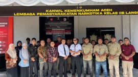 Foto bersama Tenaga Ahli (TA) Panwaslih Aceh, Dr Muklir didampingi Kepala Lembaga Pemasyarakatan Narkotika (LPN) Kelas IIB Langsa, Machda Landasny.