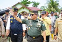 Pangdam IM, Kapolda Aceh dan Pj Gubernur Aceh tinjau lokasi banjir seraya memberikan bantuan kepada warga 