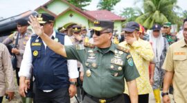 Pangdam IM, Kapolda Aceh dan Pj Gubernur Aceh tinjau lokasi banjir seraya memberikan bantuan kepada warga 