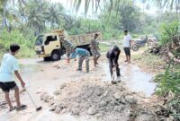 Satgas TMMD Reguler Ke-122 Kodim 0115/Simeulue bersama masyarakat meratakan timbunan jalan.