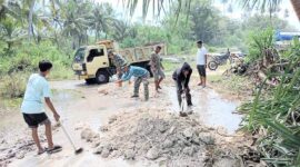Satgas TMMD Reguler Ke-122 Kodim 0115/Simeulue bersama masyarakat meratakan timbunan jalan.