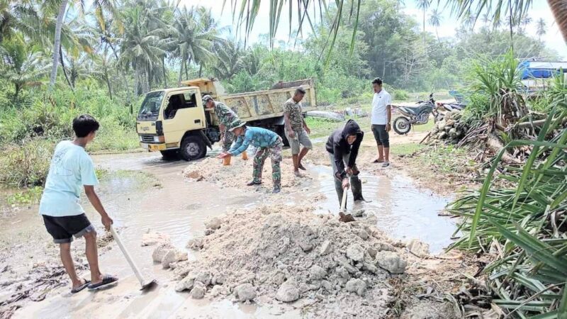 Satgas TMMD Reguler Ke-122 Kodim 0115/Simeulue bersama masyarakat meratakan timbunan jalan.