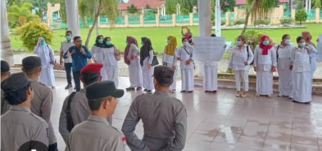Puluhan Tenaga Kesehatan gelar demonstrasi, Protes Kebijakan Pemkab Singkil 