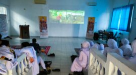 Pelajar SMA Unggul Cut Nyak Dhien Langsa saat nobar film 