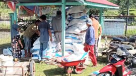 Pemerintah Desa Situbuk Kecamatan Teupah Tengah Kabupaten Simeulue melaksanakan penyaluran bantuan pupuk kepada masyarakat di Kantor Kepala Desa setempat, Rabu (23/10/2024).