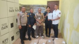 Kasubbag KUL Sekretariat KIP Kota Langsa, Dedy Alfisyahrin SE didampingi Koordinator Divisi SDM dan Organisasi Panwaslih Kota Langsa, Muhammad Reza S.Sos.I, saat serah terima logistik Pilkada berupa sampul biasa dan sampul formulir model C. Hasil-KWK, di Gampong Seuriget, Kecamatan Langsa Barat.