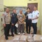 Kasubbag KUL Sekretariat KIP Kota Langsa, Dedy Alfisyahrin SE didampingi Koordinator Divisi SDM dan Organisasi Panwaslih Kota Langsa, Muhammad Reza S.Sos.I, saat serah terima logistik Pilkada berupa sampul biasa dan sampul formulir model C. Hasil-KWK, di Gampong Seuriget, Kecamatan Langsa Barat.