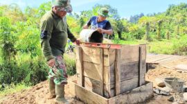 Tim Satuan Tugas (Satgas) TNI Manunggal Membangun Desa (TMMD) Reguler ke-122 Kodim 0115/Simeulue bangun tugu prasasti di lokasi sasaran TMMD Desa Blang Sebbel Kecamatan Teupah Selatan Kabupaten Simeulue, Kamis (24/10/2024).
